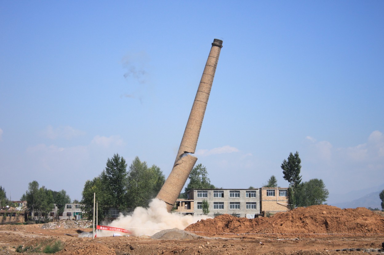 青海热博RB88爆破技术服务有限公司北川工业园区49米烟囱拆除爆破圆满成功